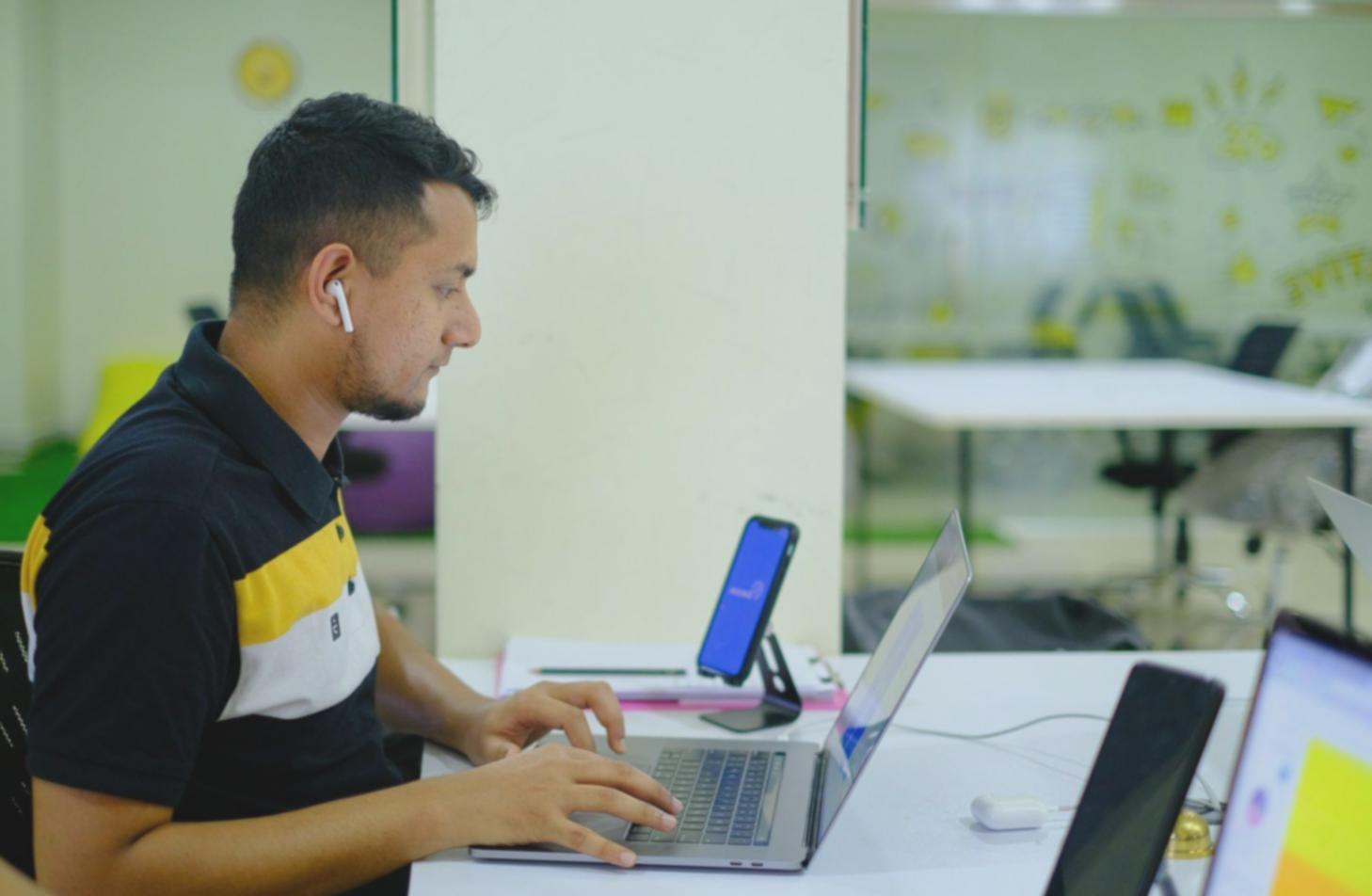 Profesional trabajando en análisis financiero con múltiples pantallas mostrando gráficos y datos
