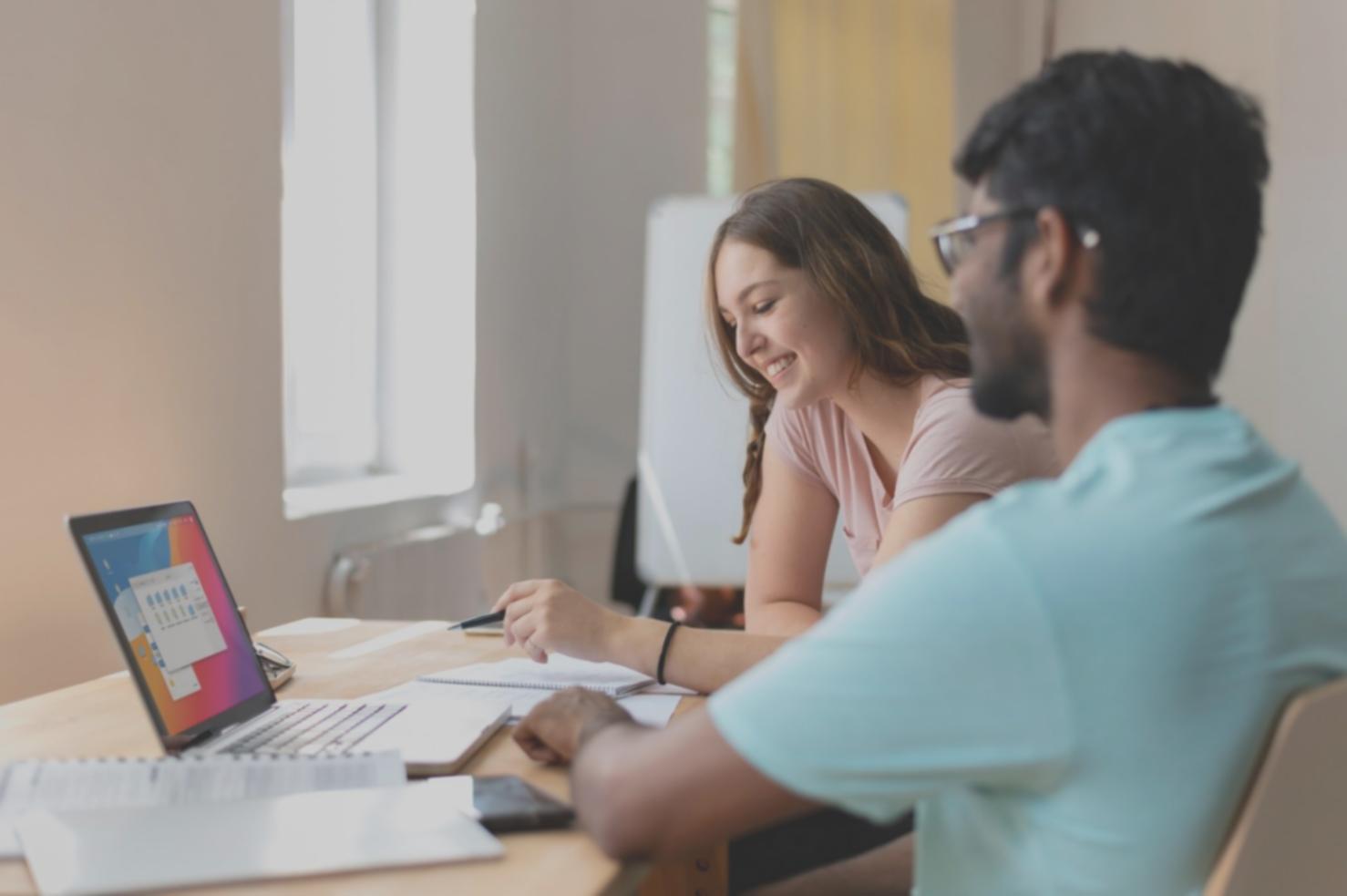 Gráficos financieros y análisis de datos en pantalla de computadora